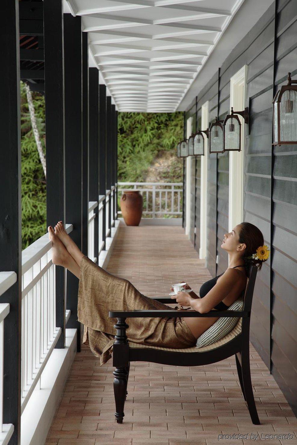 Cameron Highlands Resort - Small Luxury Hotels Of The World สิ่งอำนวยความสะดวก รูปภาพ A woman relaxing on a balcony